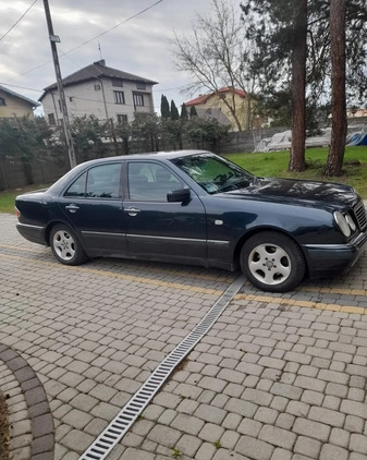 Mercedes-Benz Klasa E cena 20500 przebieg: 245000, rok produkcji 1997 z Kielce małe 92